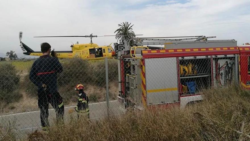 Bomberos y el helicóptero de la Diputación, en el incendio de Elche esta tarde