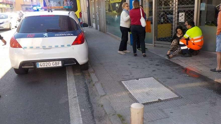 La mujer, herida en la acera trsa el accidente. // Santos Álvarez