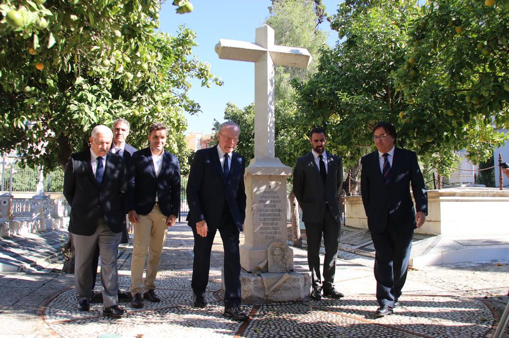 Inauguración de una obra escultórica de Juan Vega dedicada a Torrijos en el Cementerio de San Miguel