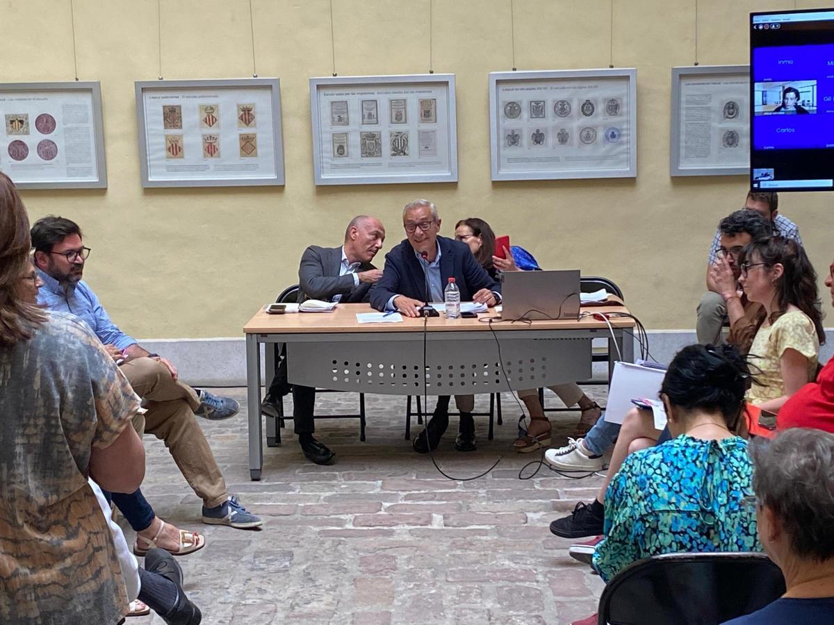 Carbonell y Ballester charlan en la junta de distrito de Ciutat Vella.