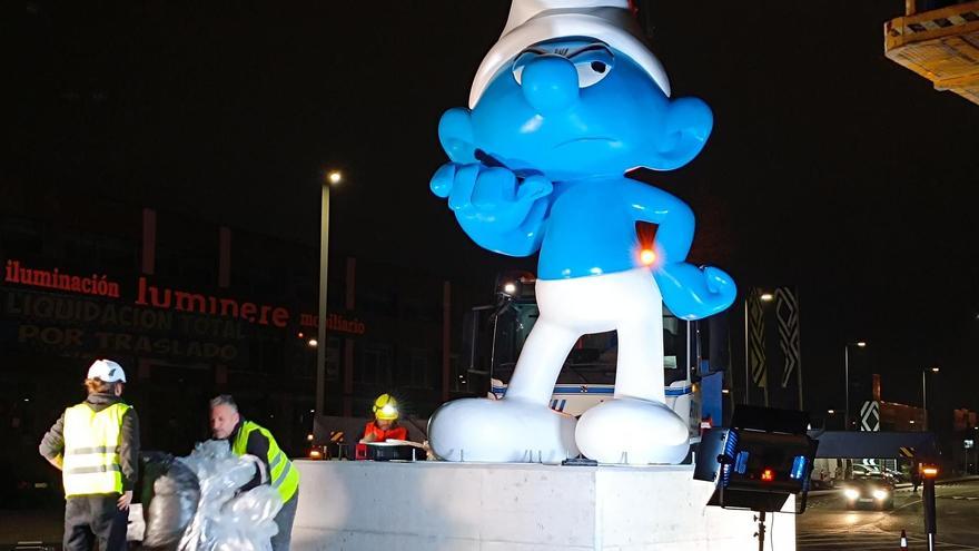 La &#039;pitufoglorieta&#039;, la sorprendente imagen de bienvenida en una rotonda