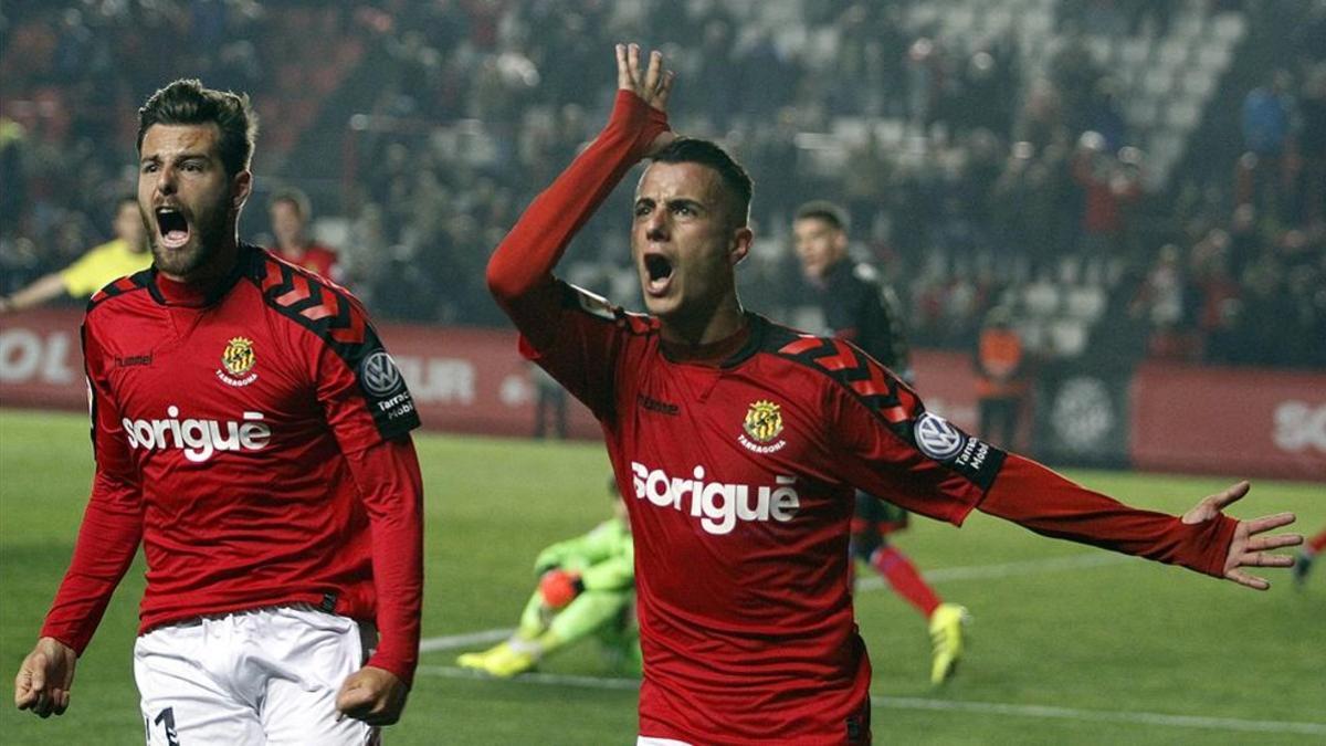 Sergio Tejera celebra el 2-0 junto a Álex López