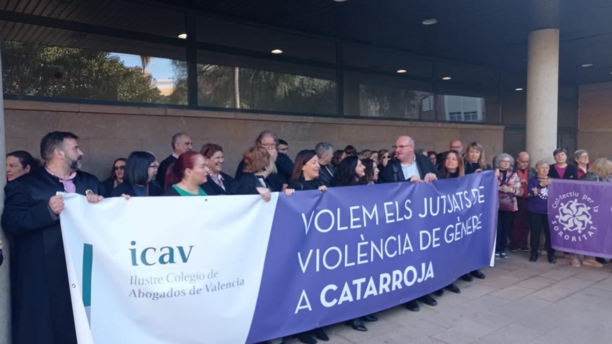 Protesta con la eliminación Juzgado de Violencia la en Catarroja