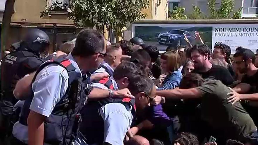 Tensión entre fuerzas de seguridad y manifestantes en un registro por el referéndum