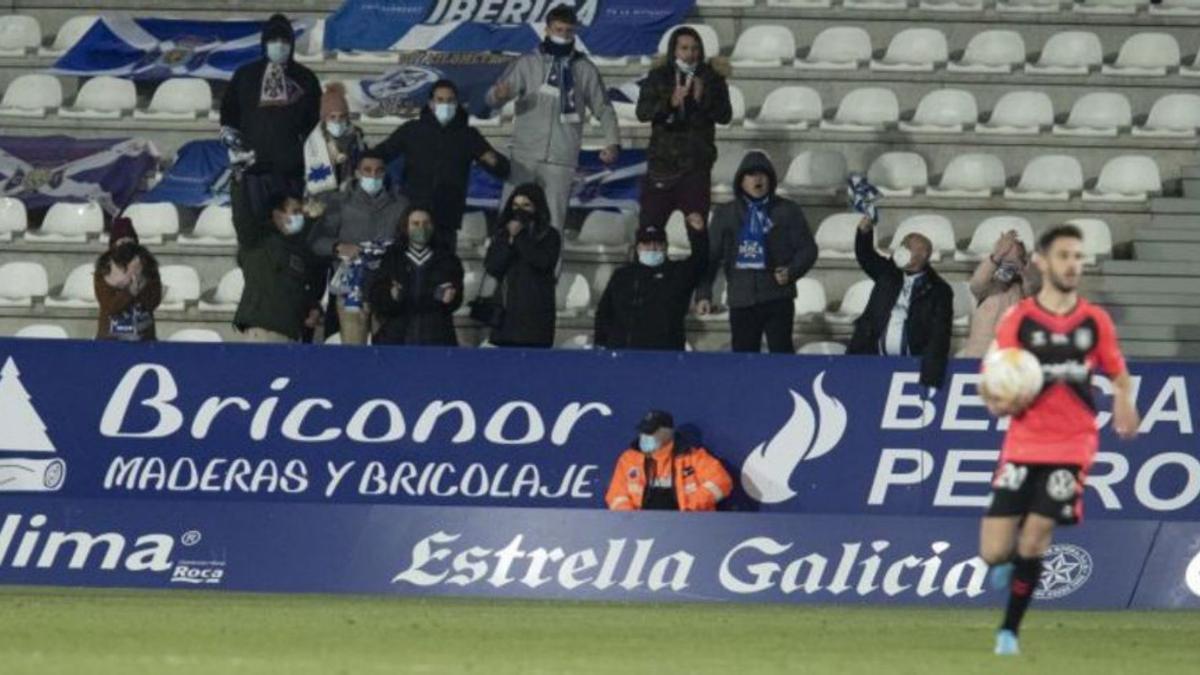 Ha habido representación blanquiazul hasta en las circunstancias más adversas. En El Toralín fueron pocos, pero animosos.