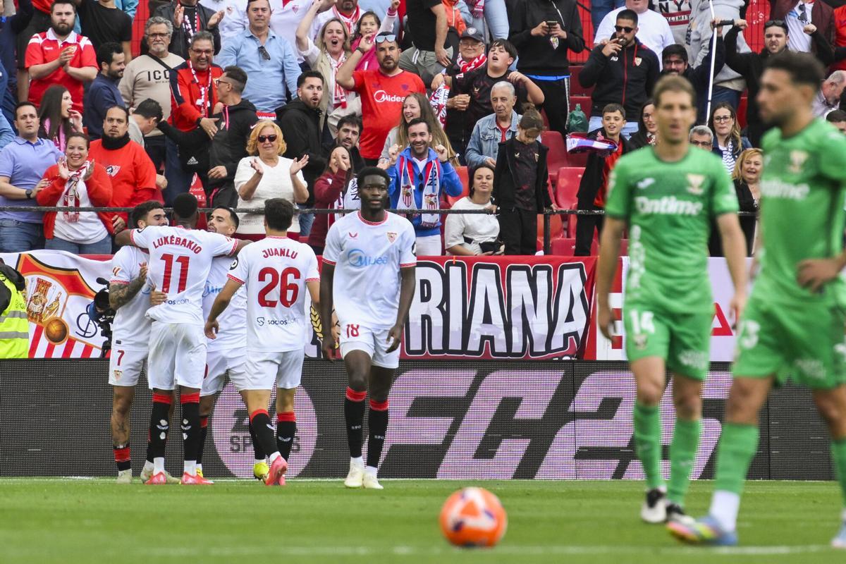 Seville, 04/05/2025.- The players of Sevilla FC celebrate the goal scored by Isaac Romero to Leganés this Sunday, during the game of the 34th day of LaLiga EA Sports, between Sevilla FC and the CD Leganés, at the Ramón Sánchez Pizjúan stadium of the Andalusian capital. EFE/ Raúl Caro