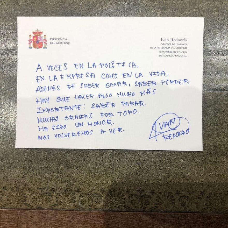 Redondo s’acomiada de la Moncloa amb un missatge fet a mà