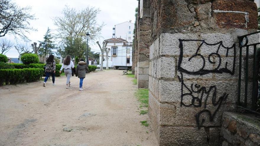 aparecen pintadas en los arcos