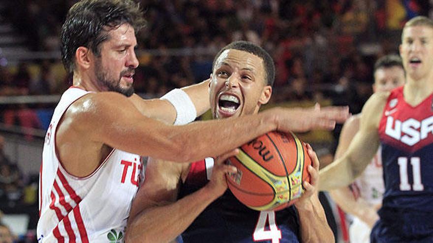 Stephen Curry lucha por la pelota con el turco Kerem Gonlum