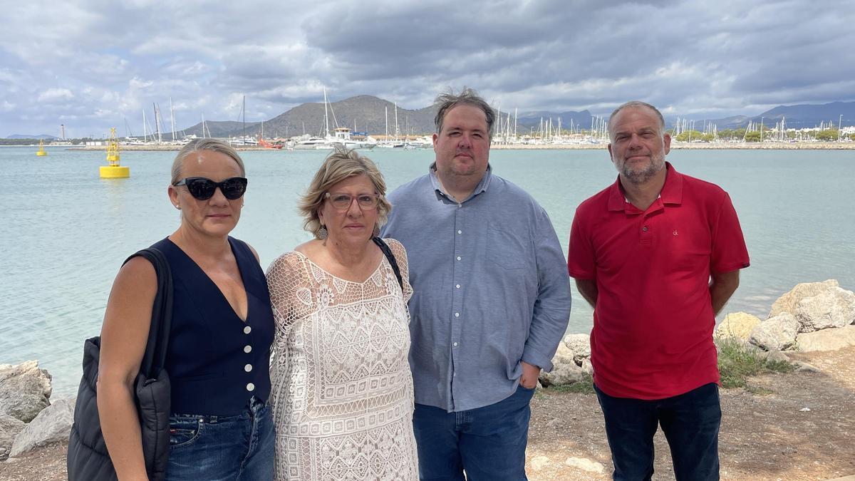 Miembros del PSOE, este lunes en el Port d'Alcúdia.