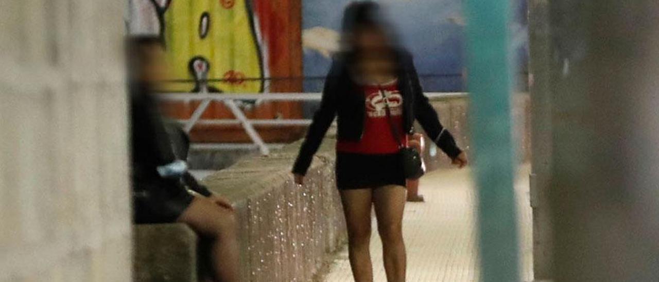 Dos mujeres prostituidas charlan en una acera de la avenida de Beiramar.