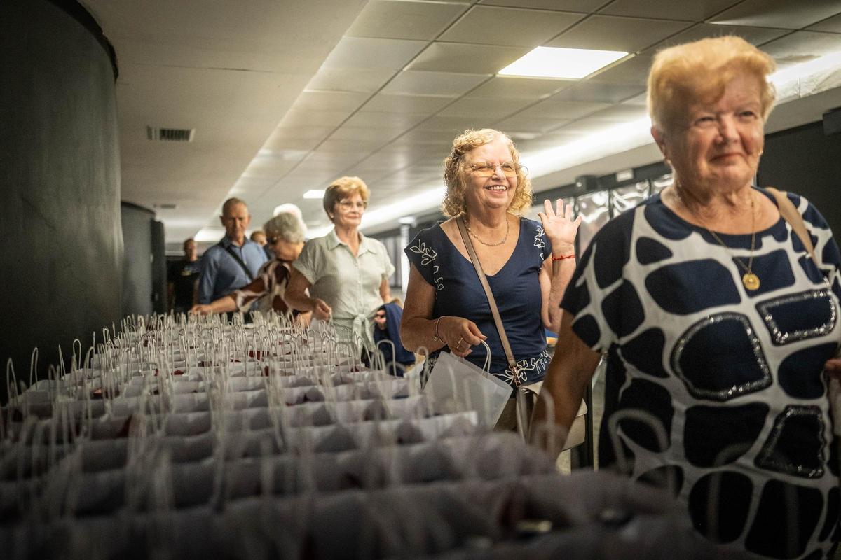 Los asistentes entrando a la sala de cine.jpg