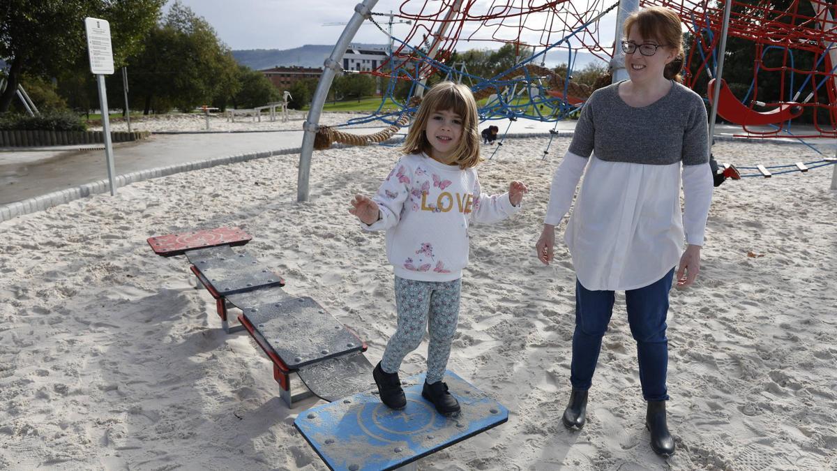 VÍDEO: El parque gijonés de Los Pericones ya es "paraíso" infantil: "Ha quedado genial, tiene mucha variedad"