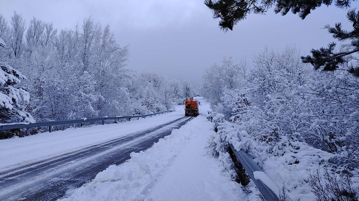 Quitanieves en San Martín de Terroso