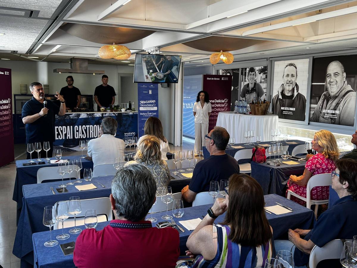 Les imatges del showcooking de peix blau d'aquí amb tècniques orientals, jalapenyos i fum de fulles de pi