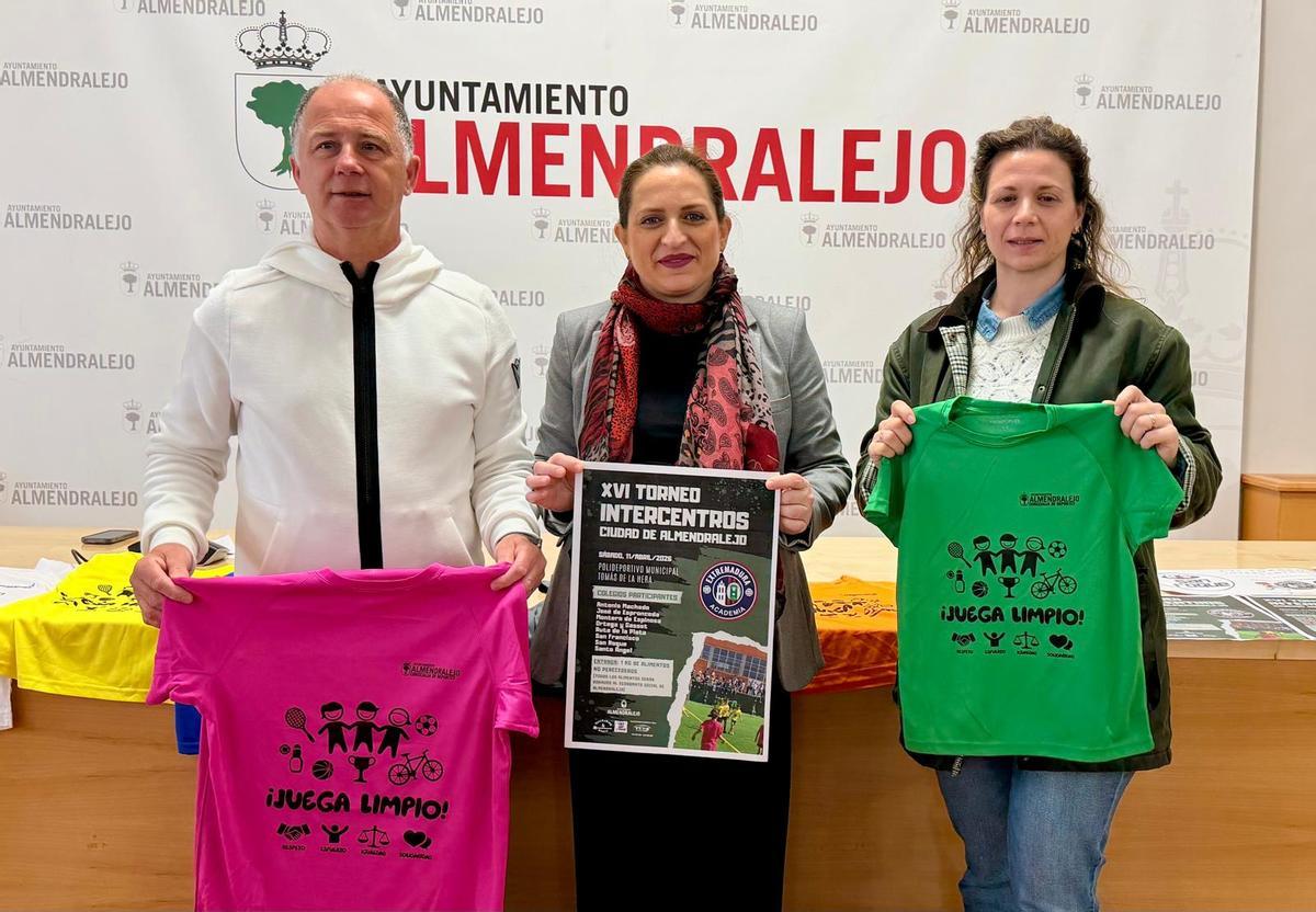 Presentación del torneo Intercentros en el salón de plenos del consistorio.