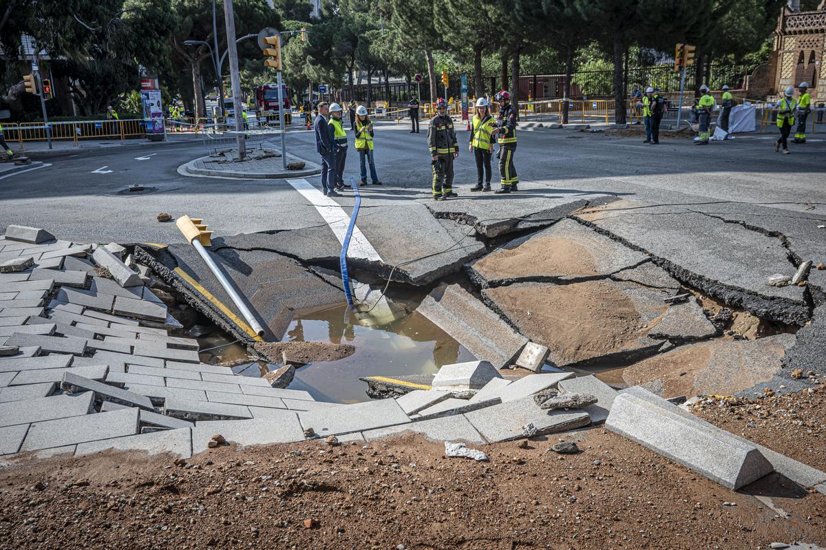 Escape de agua de grandes dimensiones en la avenida Pedralbes con el paseo Manuel Girona de Barcelona