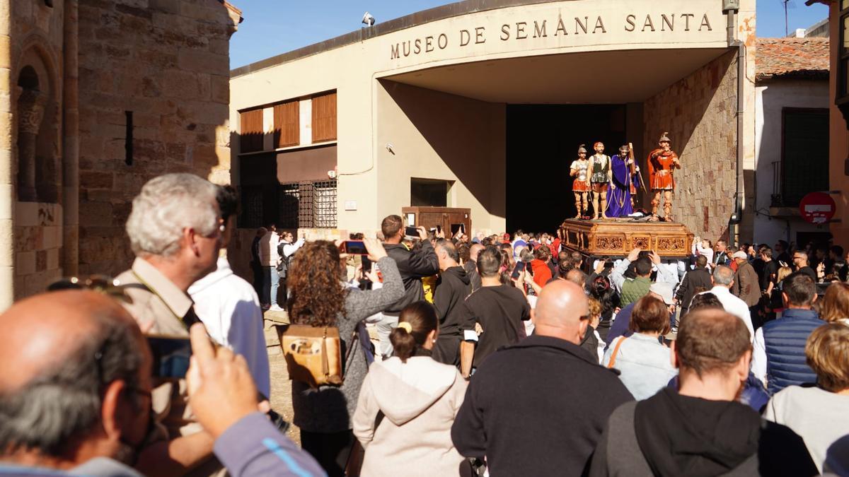 Decenas de personas se aglomeran en la entrada del Museo de Semana Santa.