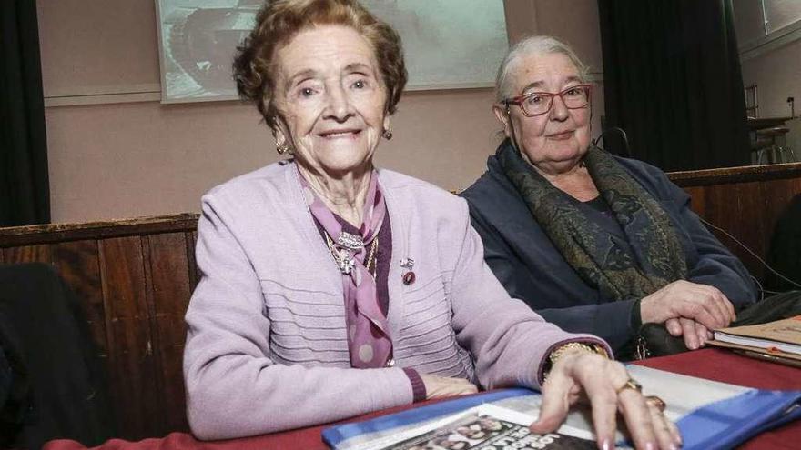 De izquierda a derecha, Araceli Ruiz y Dolores Cabra, ayer, en el Instituto Aramo.