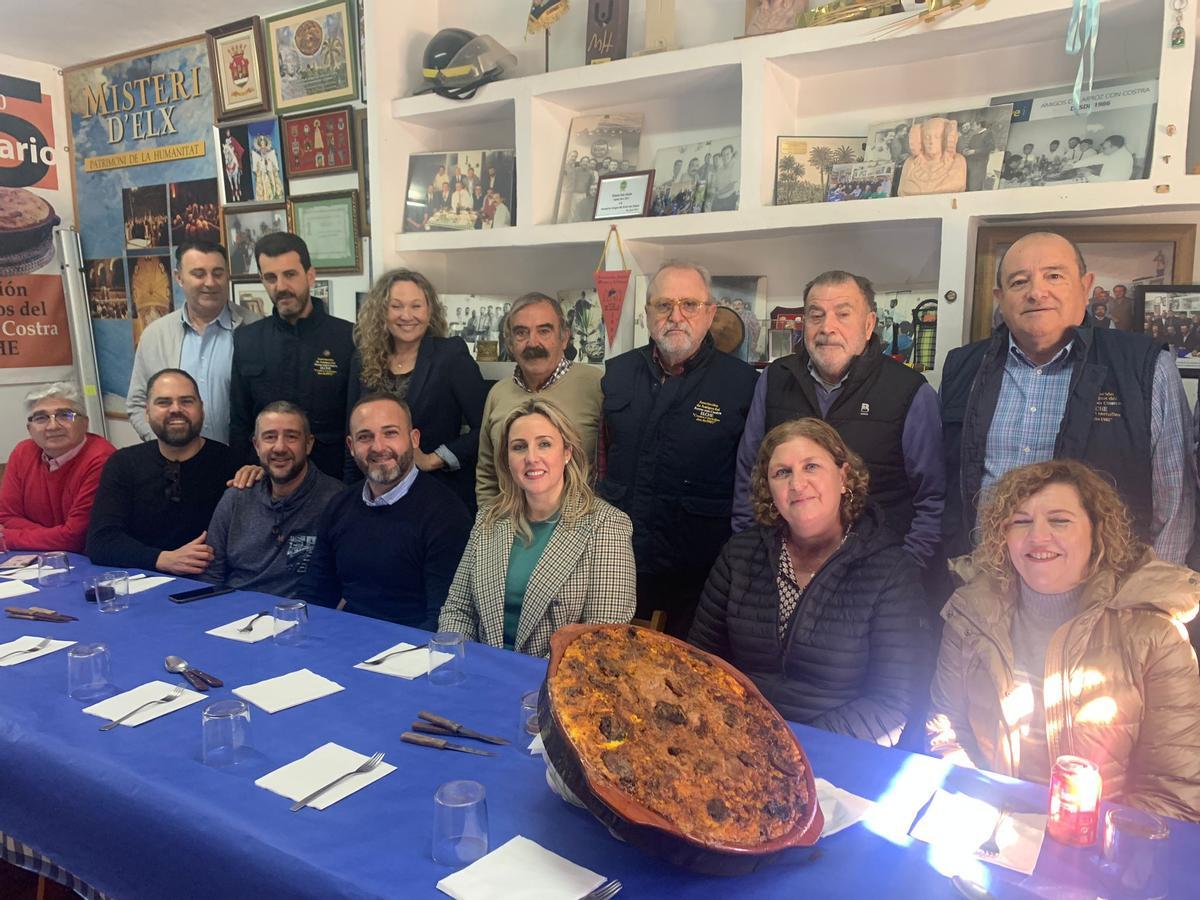 Invitados de la comparsa Tuareg de Elche, que este miércoles han probado el afamado arroz con costra