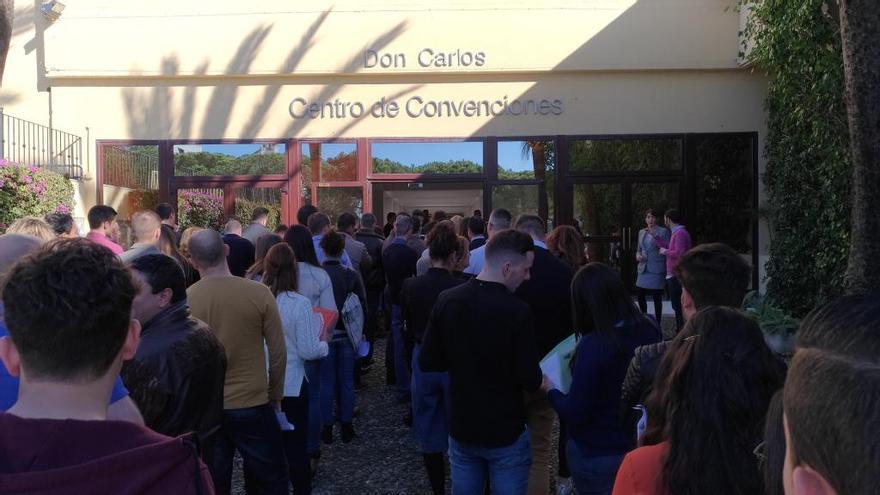 Decenas de aspirantes aguardan su turno para realizar las pruebas en el hotel Don Carlos.