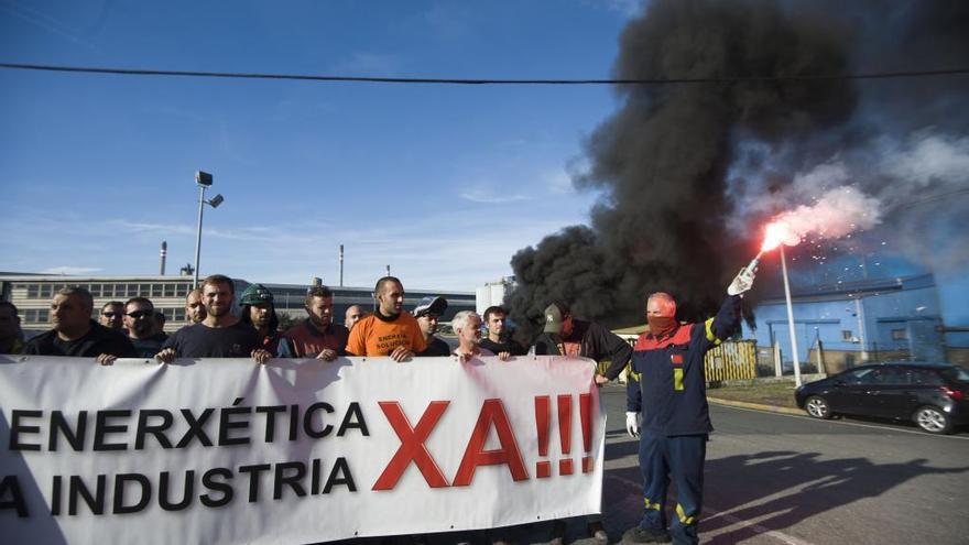 Protesta ante Alcoa en A Coruña.
