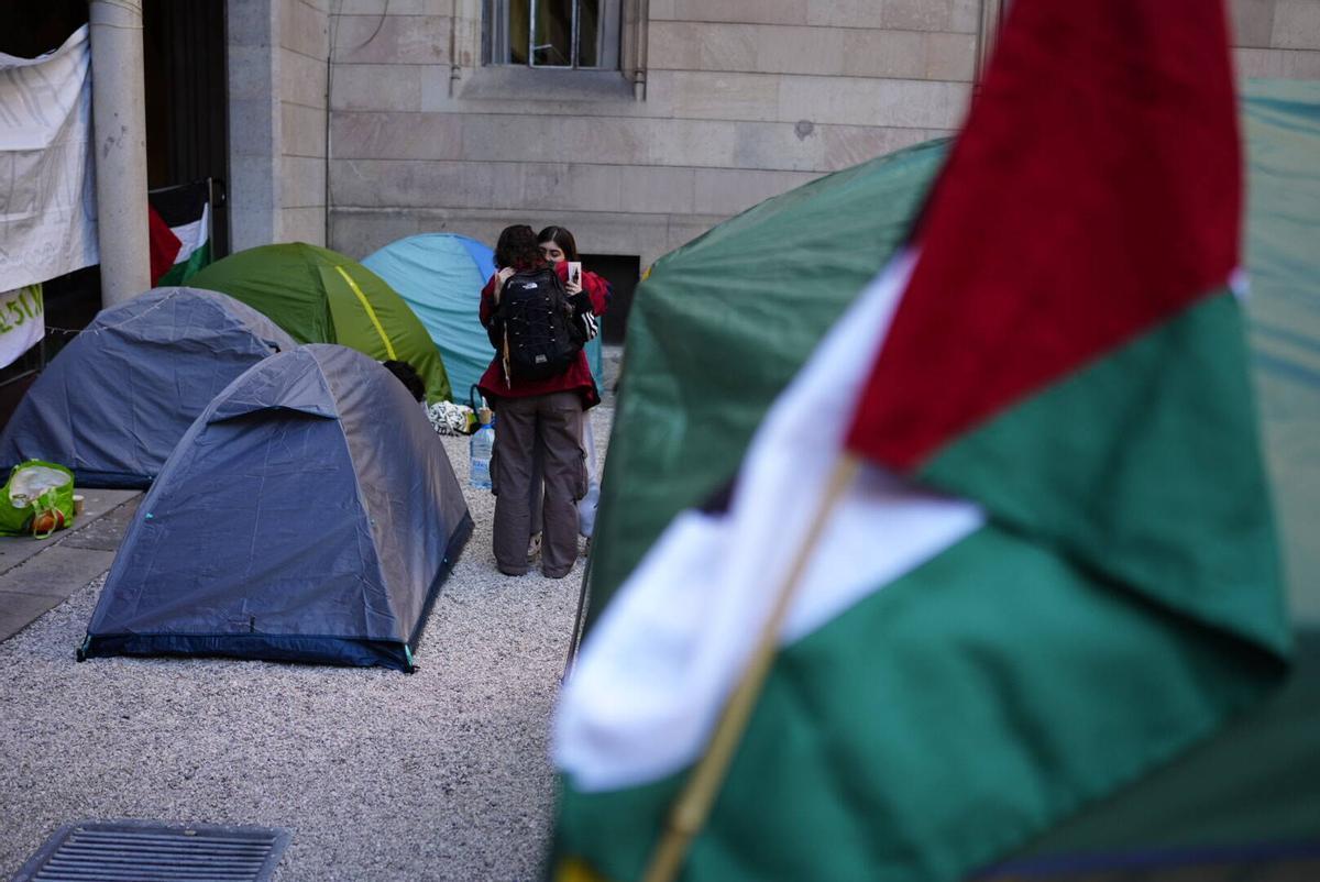 Acampada en apoyo a Palestina en la UB del Raval