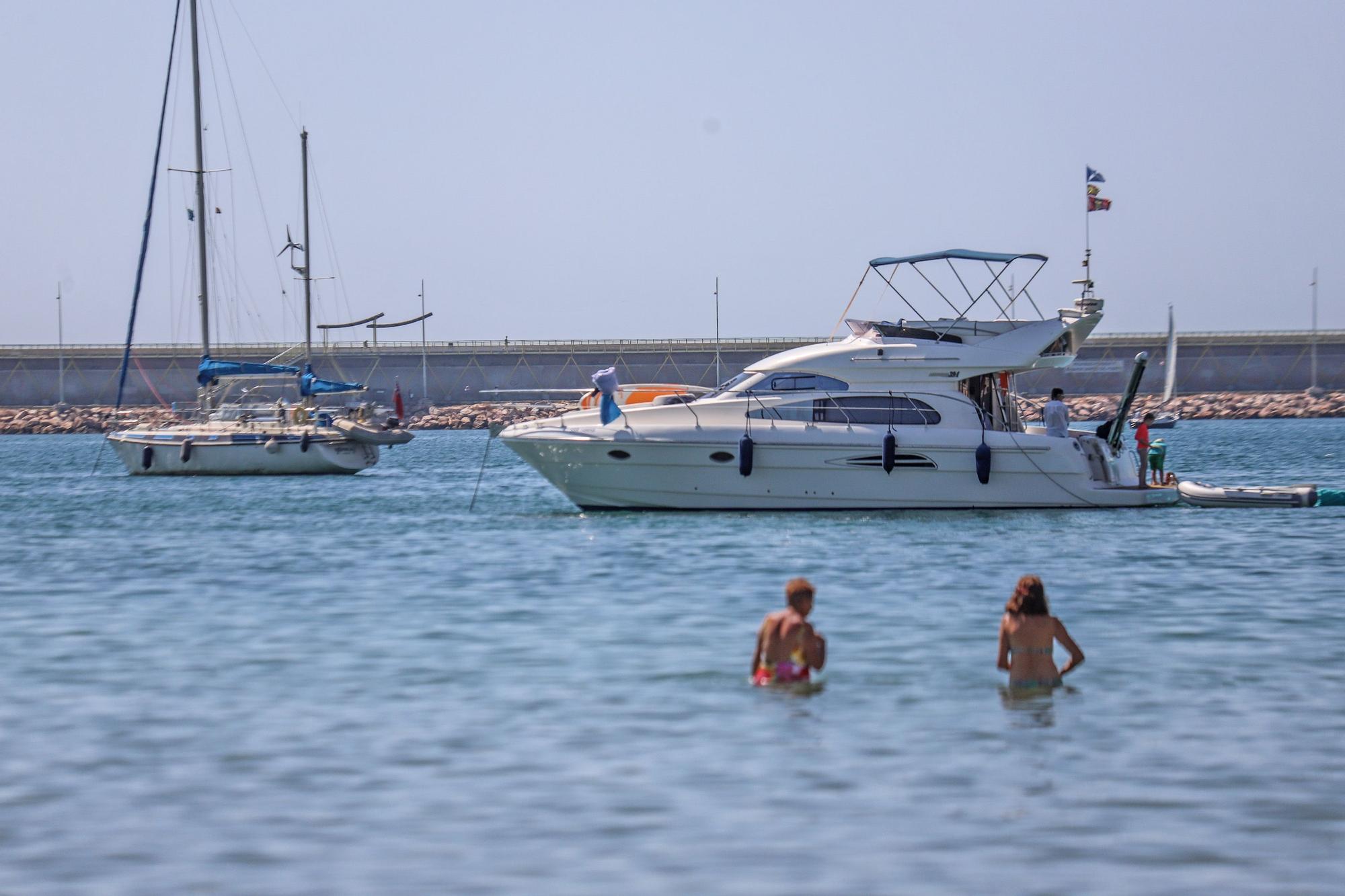 La Generalitat se desentiende de la seguridad en la playa del Acequión de Torrevieja