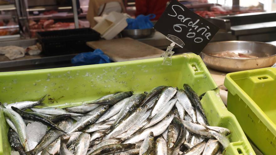 Noche de San Juan, día de sardinas en el mercado de Teis