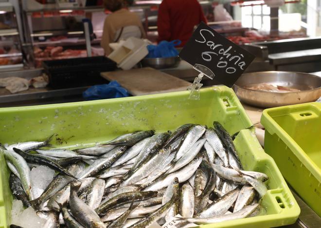 Noche de San Juan, día de sardinas en el mercado de Teis