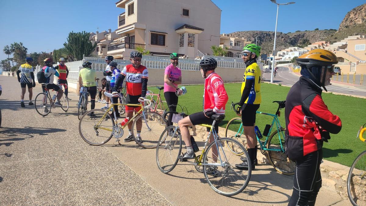 Otro grupo de ciclistas durante la actividad
