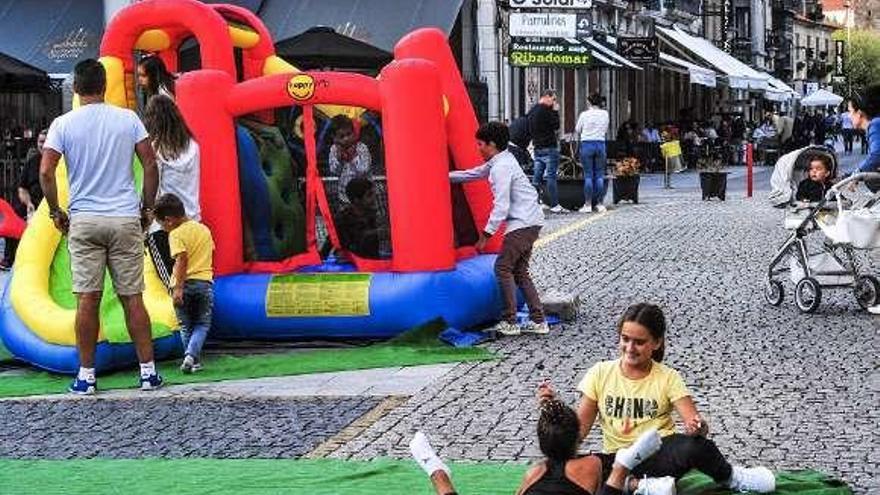 El Concello de Cambados pasó a la tarde el concierto de Miguel Leiro y los juegos infantiles en la plaza de Asorey. // Iñaki Abella