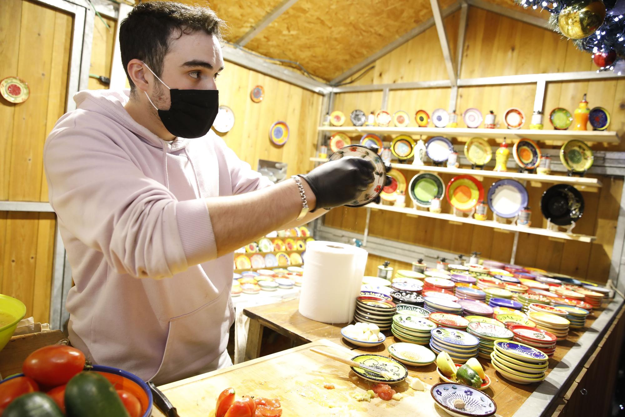 El mercadillo de Navidad abre sus puertas en el paseo de Begoña pese al covid