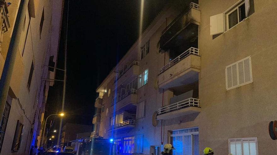 FOTOS | Dos guardias civiles fuera de servicio rescatan a un hombre en el incendio de una vivienda en Cala Rajada