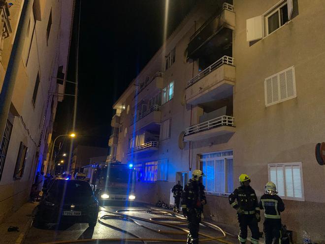 FOTOS | Dos guardias civiles fuera de servicio rescatan a un hombre en el incendio de una vivienda en Cala Rajada