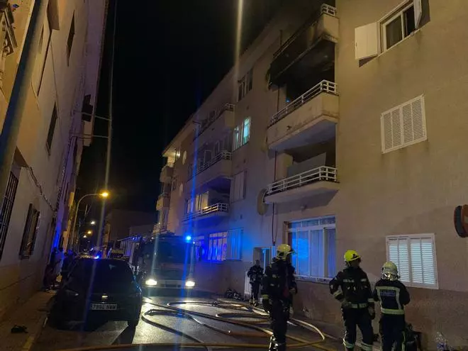 FOTOS | Dos guardias civiles fuera de servicio rescatan a un hombre en el incendio de una vivienda en Cala Rajada