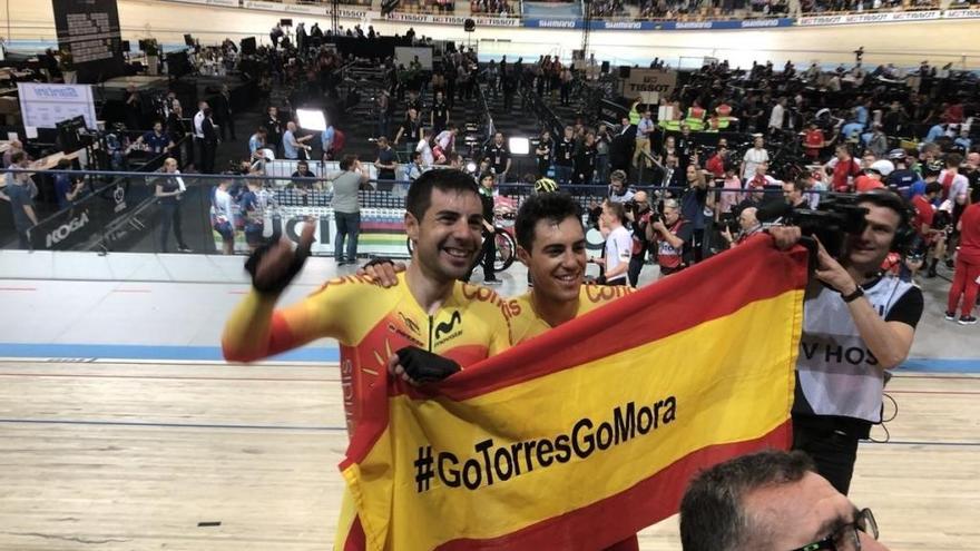 Albert Torres y Sebastián Mora celebran la medalla de plata.