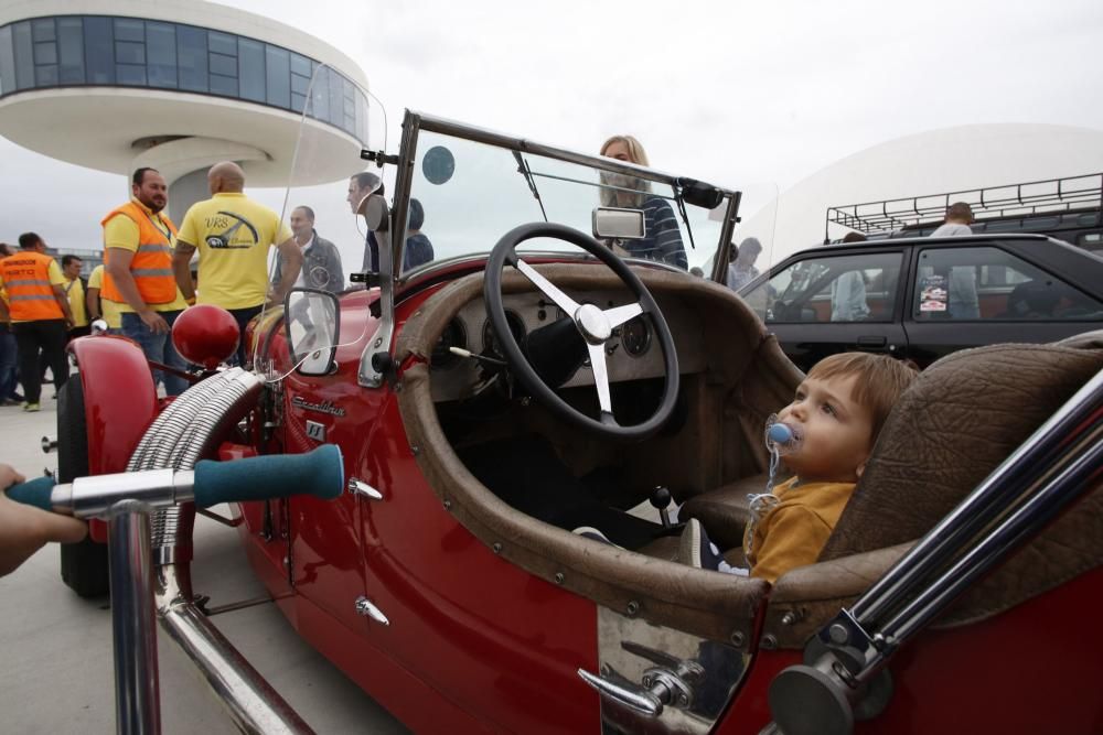 Concentración de coches clásicos en el Niemeyer