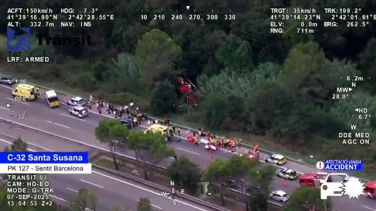 Un autocar vuelca en la C-32 en Santa Susanna y deja 53 heridos, dos de ellos graves