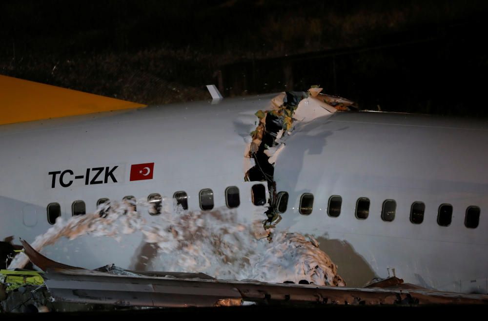 Varios heridos al partirse en tres un avión en Turquía