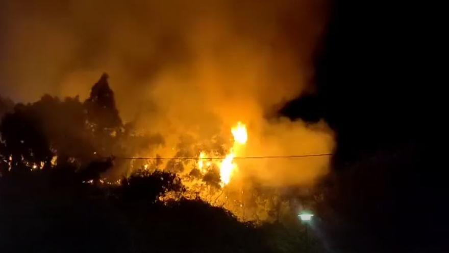 Incendio cerca de una gasolinera en El Tanque (1/1/2022)