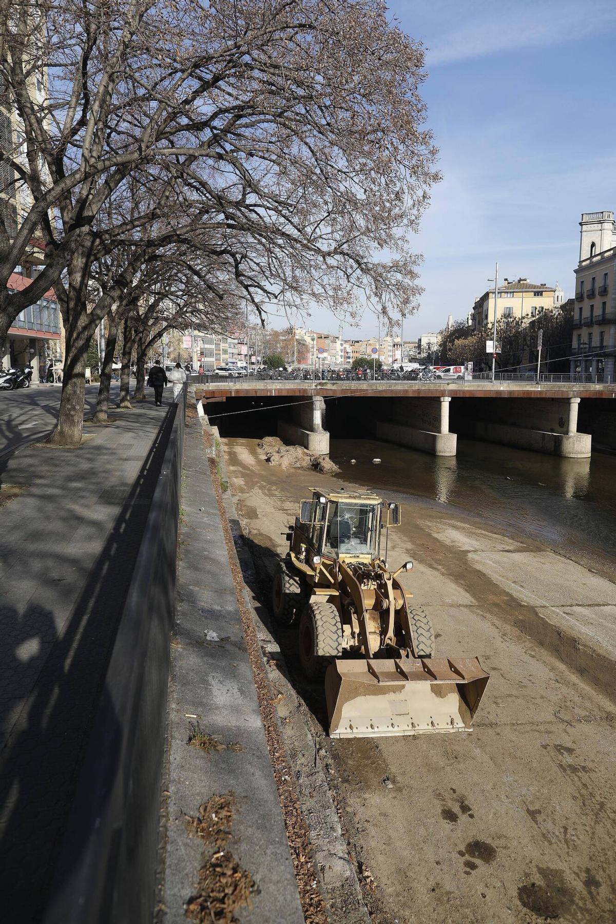 Girona. Plaça Catalunya. Retirada de sediments del riu Onyar sota de la plaça de Catalunya.