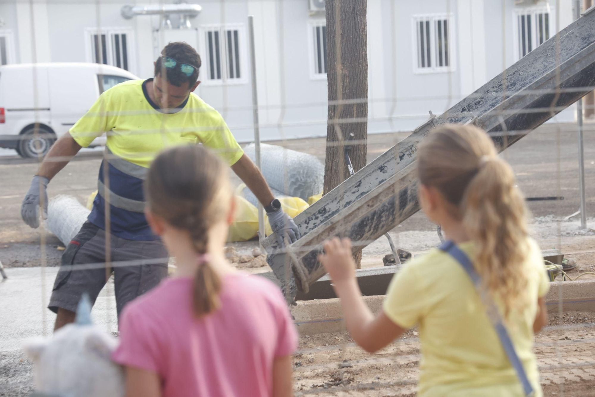 Vuelta al colegio en Massanassa con protestas de las AMPA y operarios aún trabajando