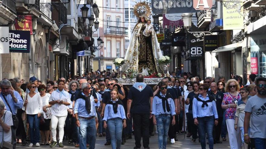 La Virgen, entre flores y agua