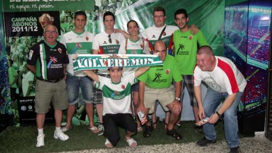 Los peñistas en la presentación de la campaña de abonos.