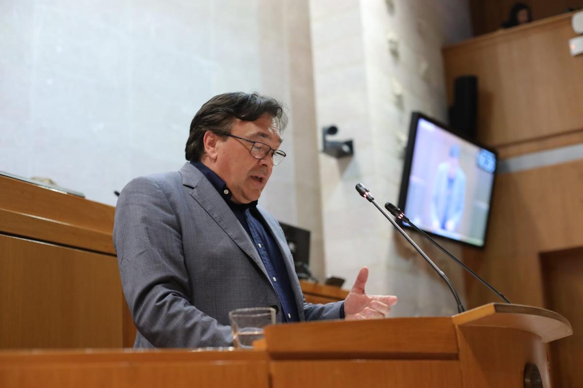 El portavoz de Aragón-Teruel Existe, Tomás Guitarte, en su intervención en el debate de investidura de Azcón.