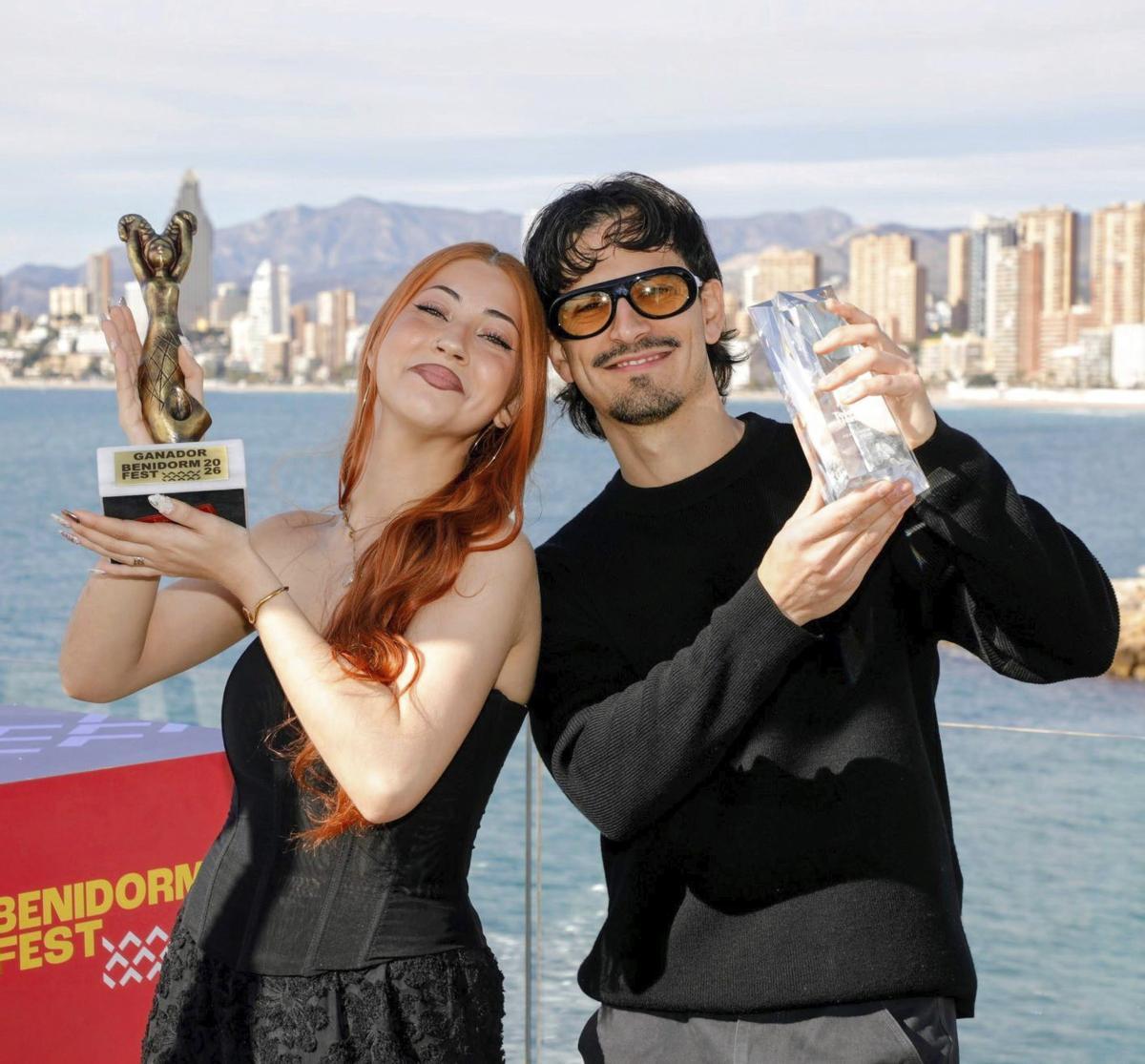 Tony Grox y Lucycalys, ganadores del Benidorm Fest, levantan la Sirenita de Oro del concurso. | JOAQUÍN P. REINA / EUROPA PRESS