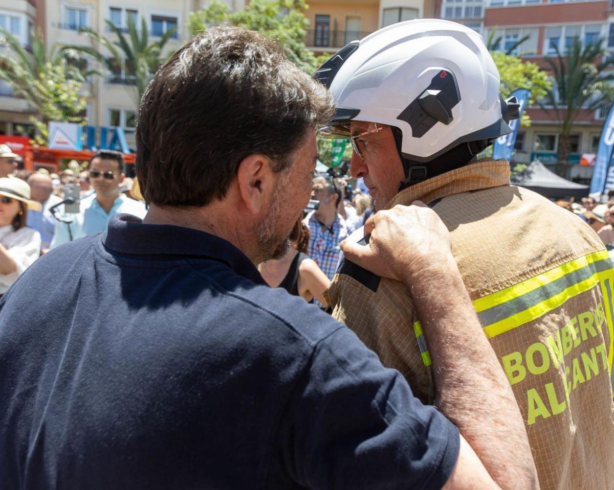 Barcala charla con el jefe de los Bomberos en 2024, cuando las quejas amenazaban la Cremà. | JOSE NAVARRO
