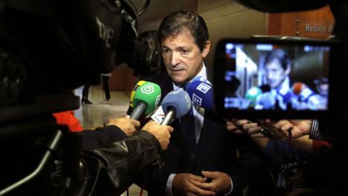 Javier Fernández, presidente de la gestora del PSOE, atiende a los medios informativos, ayer en Oviedo.