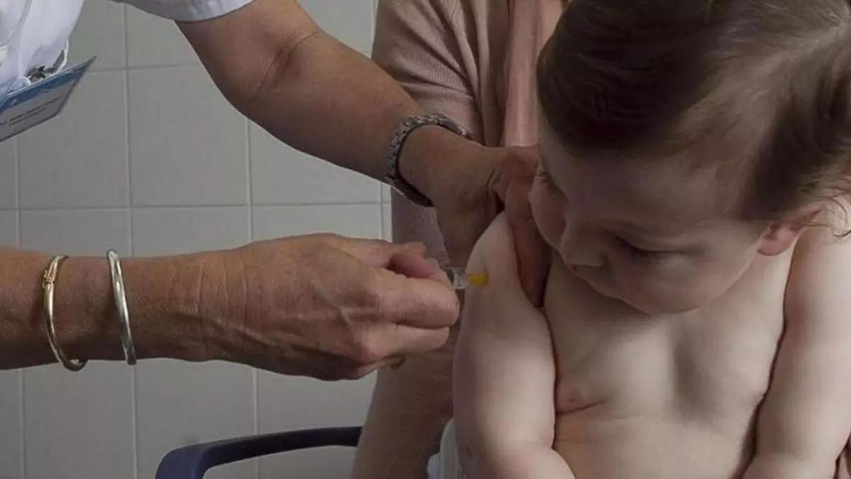 Un moment de la vacunació d'un nadó.
